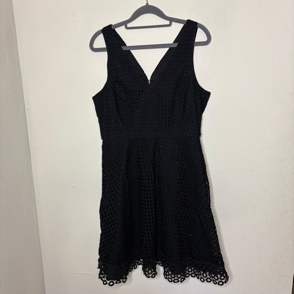 Donna Morgan Black Sleeveless V-Neck Lace Mini Dress